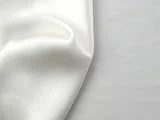 Minerva satiné Soutenu crêpe Tissu de Polyester Ivoire - au mètre